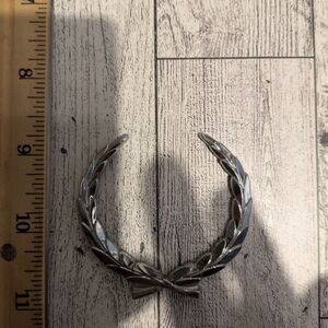 cadillac Elegant Silver Car Audio Laurel Emblem